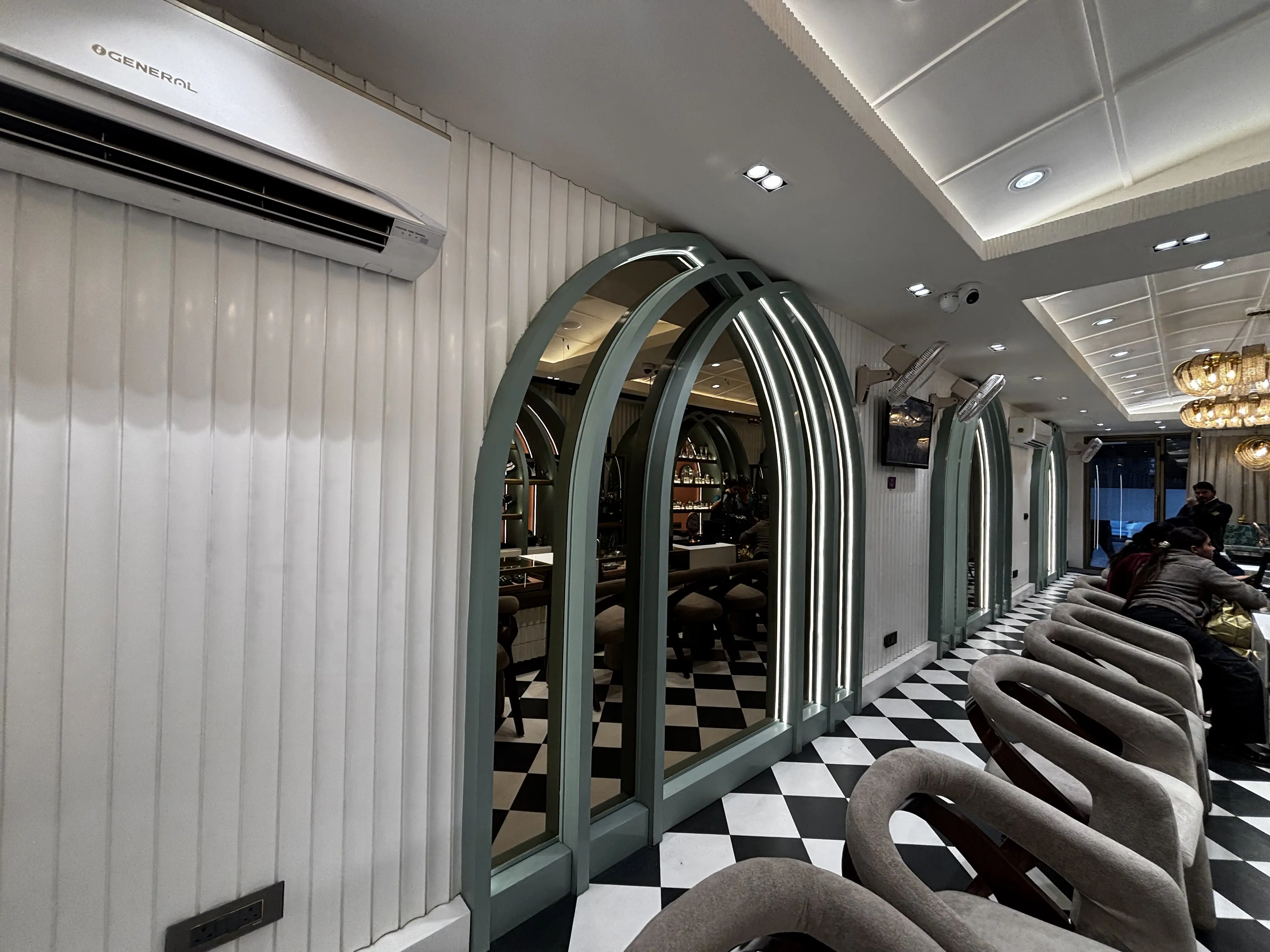 A happy customer after a purchase at Ezahi